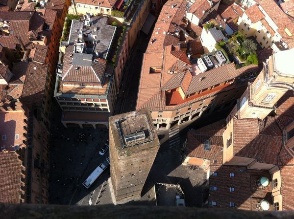 Reise zur Kunst nach BOLOGNA - Blick vom Torre Asinelli auf Torre Garisenda. Foto © Welz