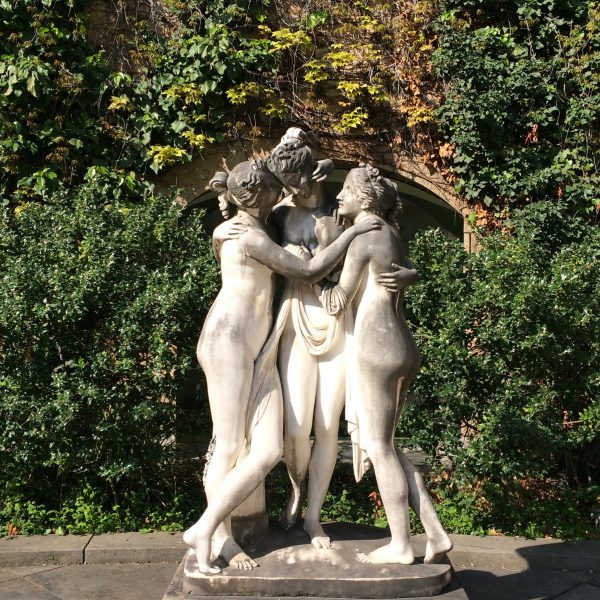 Die drei Grazien nach Antonio Canova in der Rotunde der Staatsgalerie Stuttgart. Foto © Welz