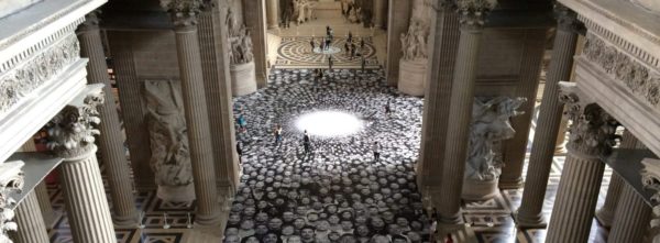 Von der Empore hat man einen phantastischen Blick auf die Fotoinstallation von JR im Panthéon in Paris - Foto © Welz