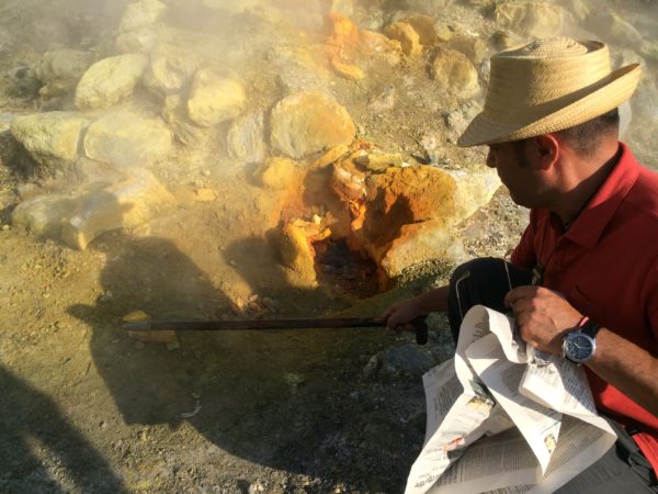 Nach dem Feuerzauber holt mir Guglielmo einen glitzernden Stein aus der Bocca Grande, der Hauptfumarole der Solfatara. Foto © Welz 