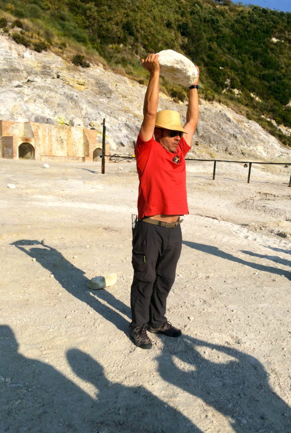 Guglielmo sucht sich einen großen Steinbrocken und ... Foto © Welz