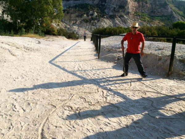 Mit seinem Stock skizziert Guglielmo die geographische Situation in den Sand. Foto © Welz