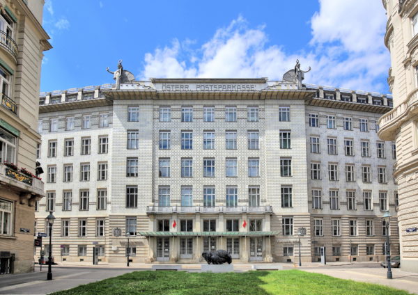 Hauptfassade des Postsparkassengebäudes (aktuell Bawag P.S.K) in der österreichischen Bundeshauptstadt Wien. Das Gebäude wurde nach Plänen von Otto Wagner in den Jahren 1903/4 bis 1906/7 errichtet. Von 1910 bis 1912 erfolgte eine Erweiterung. Davor die Bronzeguss-Skulptur "Ferryman 1997" von Tony Cragg © bwag/ commons