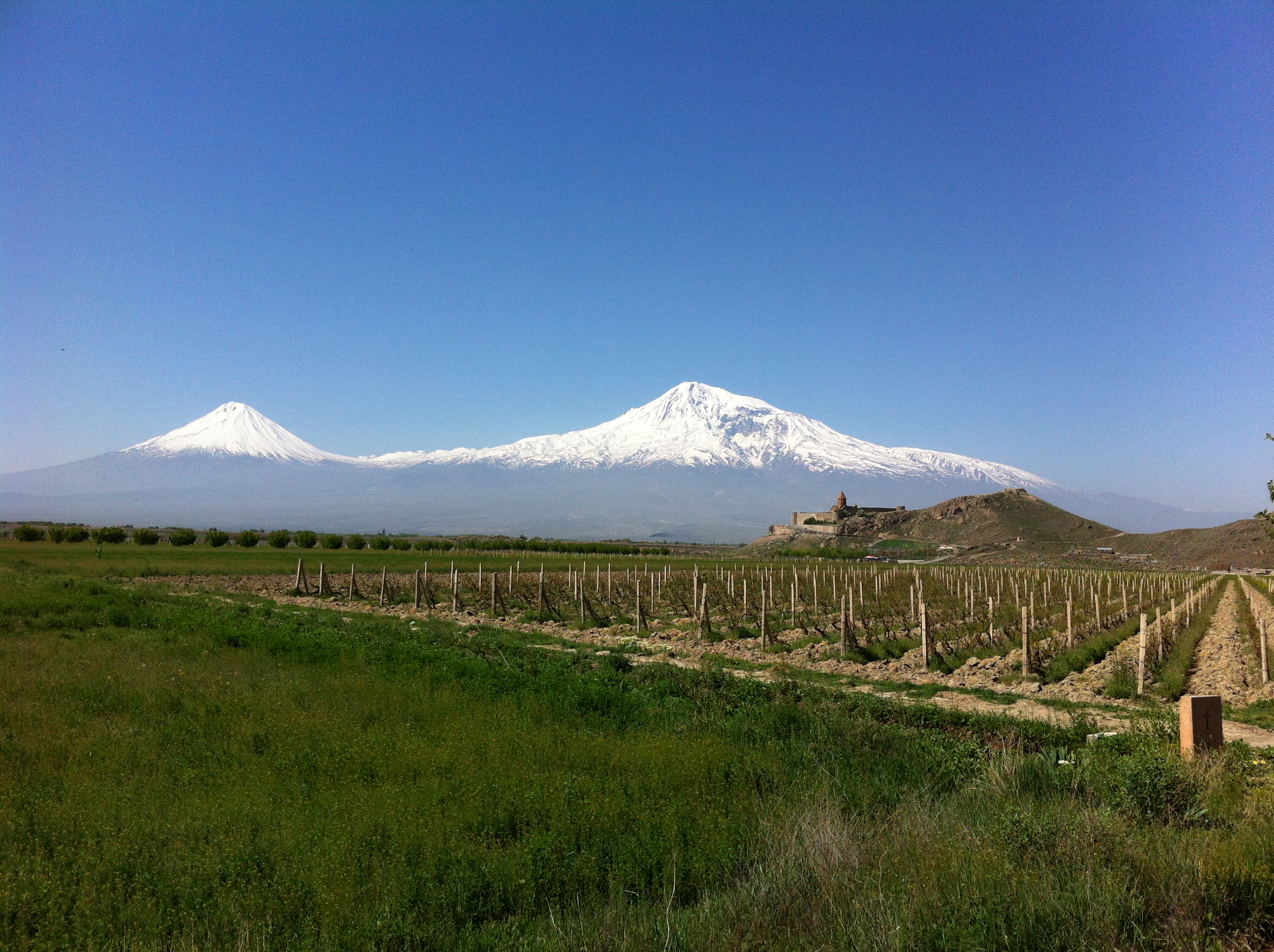 Гора арарат в армении или в турции. Гора Арарат в Армении. Гора Масис Армения. Вид горы Арарат со стороны Турции. Гора Арарат и Масис.