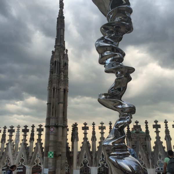Langsam wird es Abend in Mailand. Skulptur von Tony Cragg auf dem Dach des Mailänder Doms. Foto © Welz