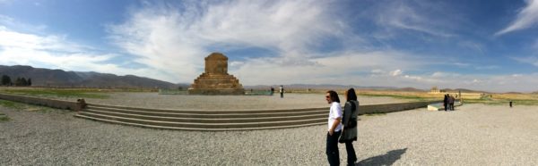Pasargadae: An der Straße Richtung Isfahan liegt das Kyros-Grab. Ein magischer Ort. Foto © Welz (2016)