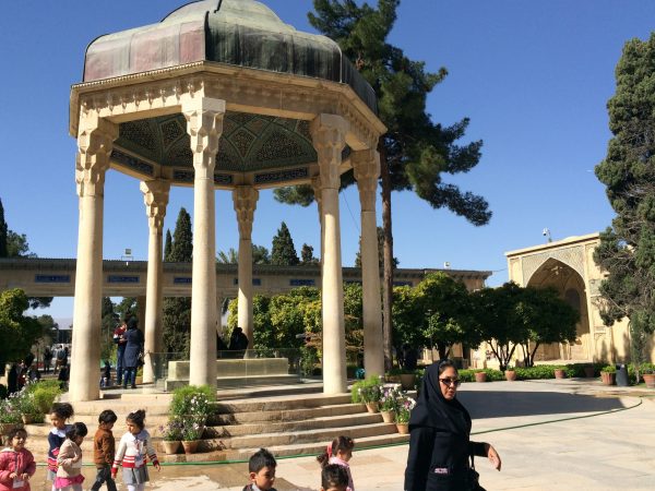Shiraz: Das Hafis-Mausoleum ist sehr beliebt. Foto © Welz (2016)