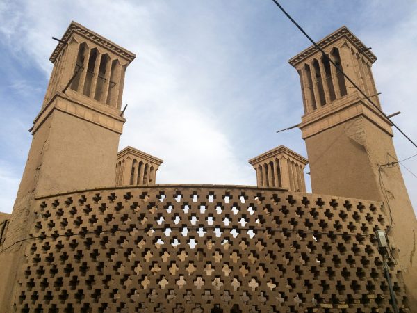 IRAN: Windtürme in der Wüstenstadt YAZD. Foto © Welz (2016)
